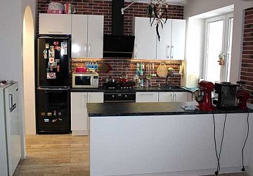 Прямая кухня модерн с островом РЯ180910