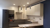 Угловая кухня модерн с бар стойкой Оникс/Cильвер пленка/МДФ ЛМ191104 (фото 2)