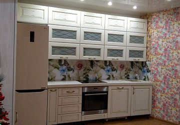 Прямая кухня классика с пеналом ПанФасад шкафы 3 яруса Массив дерева