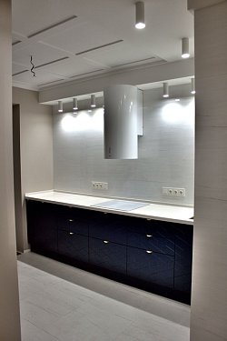 Прямая кухня хай-тек с порталом эмаль/МДФ РЛ171203