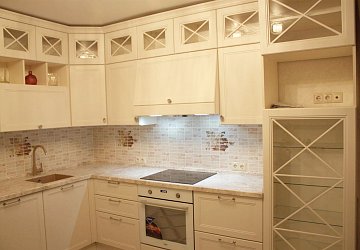 Кухня LAURA эмаль NCS S 1002-Y50R с крестиками на фасадах РС200701