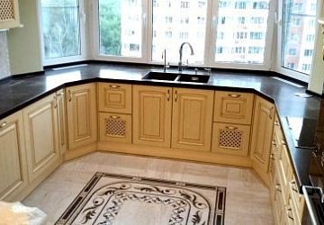 П-образная кухня классика Массив ясеня, эркер на кухне