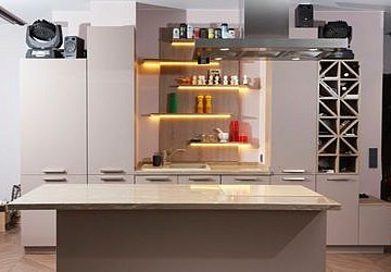 Прямая кухня модерн с островом Феникс пластик/МДФ РБ190408