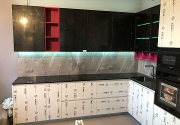 Угловая кухня фасады Fenix 0720 Nero / Fenix 0032 Bianco Kos ИП190603