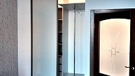 Гардеробная в спальню, две двери крашеное стекло (фото 4)