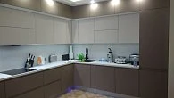 Угловая кухня модерн NCS S 5005-Y50R / NCS S 1002-Y50R РК200603 (фото 1)
