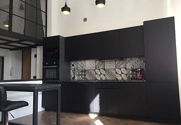 Прямая кухня модерн ПанФасад с барной стойкой эмаль/МДФ