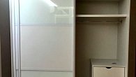 Шкаф-купе две двери светлый с ящиками (фото 1)