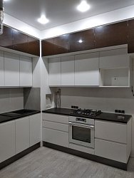 Угловая кухня модерн МДФ эмаль AMZ407 гл / RAL9003 матовая РК200702