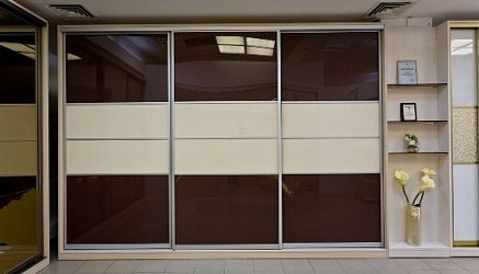 Шкаф-купе 3 двери коричневое стекло с белой вставкой
