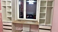 Детская комната со шкафами, стол вместо подоконника (фото 1)
