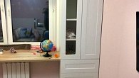 Детская комната со шкафами, стол вместо подоконника (фото 3)
