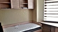 Спальня 2 кровати детские / стол у окна (фото 1)