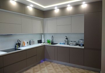 Угловая кухня модерн NCS S 5005-Y50R / NCS S 1002-Y50R РК200603