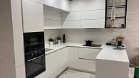 П-образная кухня краска модерн матовая плоская NCS S 0300-N ШР200704 (фото 2)