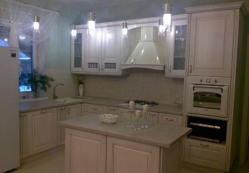 Угловая кухня с островом ПанФасад Массив дерева