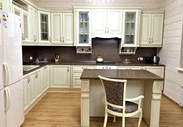 Угловая кухня с островом классика Массив ясеня