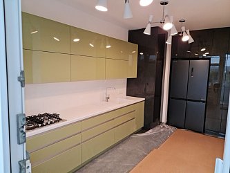 Современная кухня ЛН210404 с глянцевыми фасадами