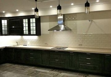 Угловая кухня неоклассика Массив дуба черная