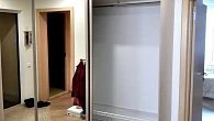 Шкаф-купе в прихожую трехдверный, зеркальные двери (фото 3)
