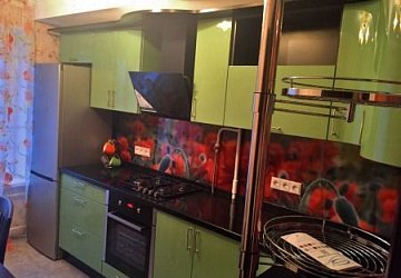 Угловая кухня хай-тек эмаль/МДФ с барной трубой