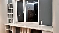 Стол у окна с тумбами и полками (фото 1)
