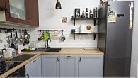 Угловая кухня неоклассика со столом под окном Эйвон эмаль/МДФ РН180605 (фото 8)