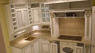Угловая кухня прованс с угловым шкафчиком Массив ясеня с золотой патиной (фото 11)