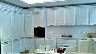 П-образная кухня с отдельно стоящим шкафом неоклассика Массив дуба (фото 1)