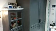 Прямая кухня неоклассика с двумя шкафами Массив ясеня ЛП191001 (фото 3)