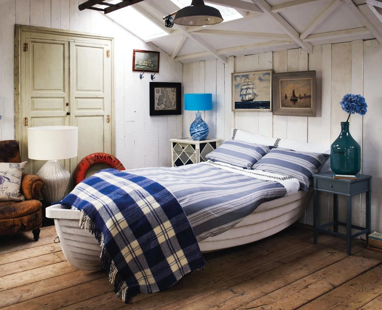 Сине-голубая спальня в морском стиле