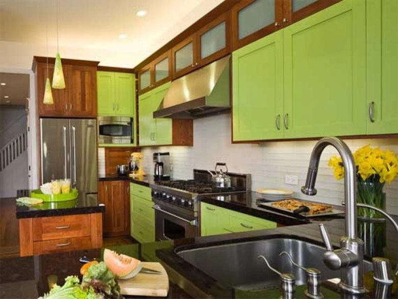 Сочетание зеленого с другими оттенками на кухне
