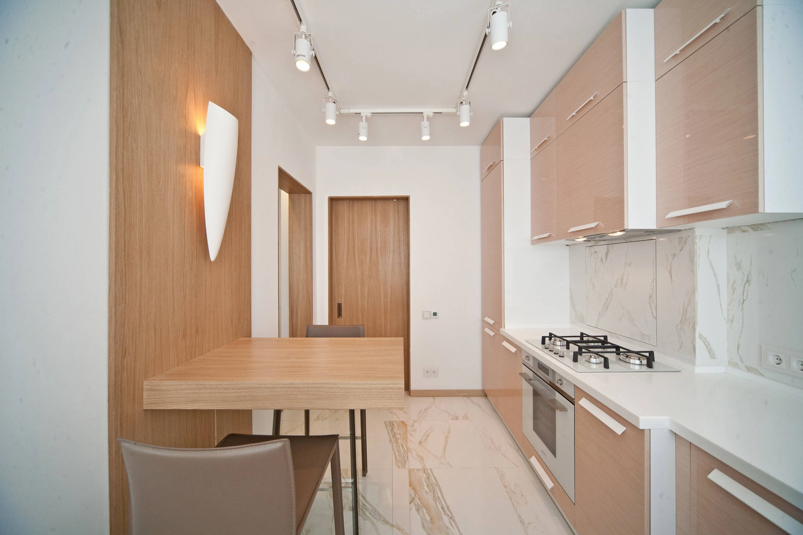 Дизайн узкой кухни: фото лучших решений, как лучше расставить мебель, какую планировку выбрать