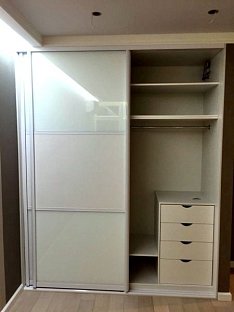 Шкаф-купе две двери светлый с ящиками